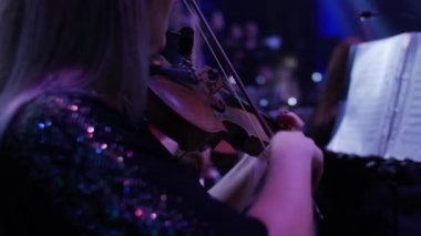 Tiyatro sahnesinde konser