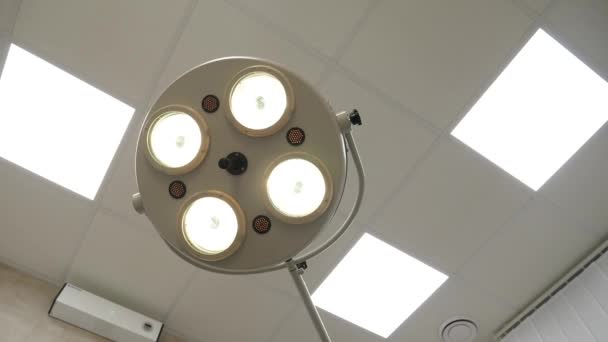 Lampa medyczna na sali operacyjnej — Wideo stockowe