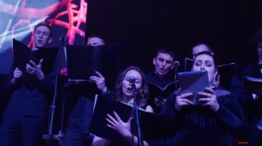 Tiyatro sahnesinde konser