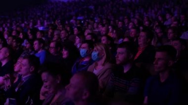Tiyatro sahnesinde konser