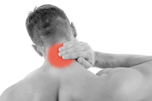 Uomo con dolore al collo su sfondo bianco — Foto Stock