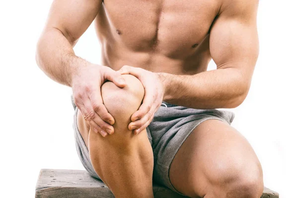 Muž s bolestí kolena nad bílým pozadím — Stock fotografie