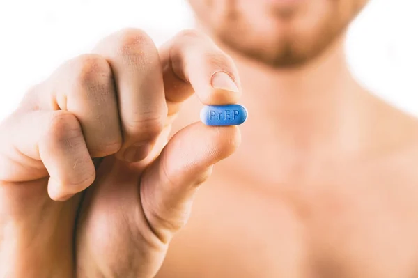 Homme tenant une pilule utilisée pour la prophylaxie pré-exposition (PrEP ) — Photo