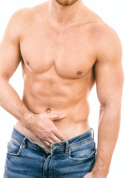 Muscular jovem vestindo jeans Isolado no fundo branco . — Fotografia de Stock