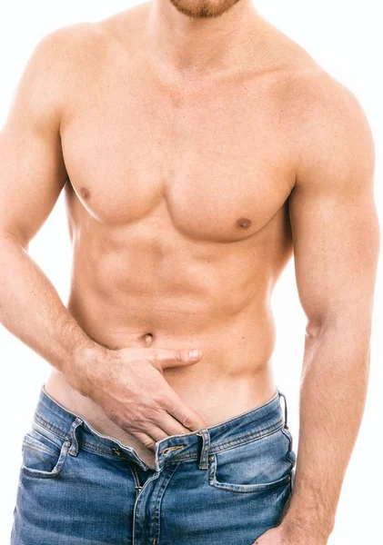 Musculoso joven con pantalones vaqueros Aislado sobre fondo blanco . — Foto de Stock