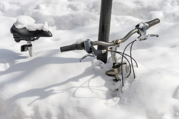 モントリオールのステラ吹雪後雪の中バイク埋設 — ストック写真