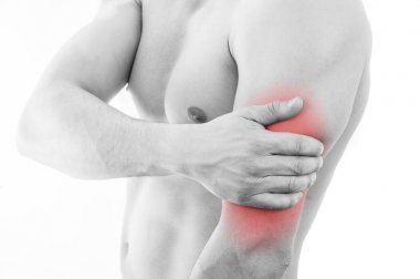 Adam beyaz arka plan üzerinde triceps acıyla