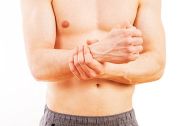 Adam beyaz arka plan üzerinde bilek ağrı ile