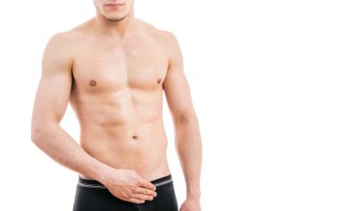 Boxer külot giyen kaslı genç adam