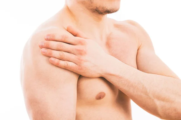 Hombre con dolor en el hombro sobre fondo blanco — Foto de Stock