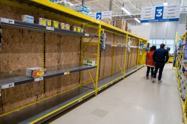 Montreal, CA - 15 Mart 2020: Maxi süpermarketinde boş raflar. Coronavirus paniğinden kaynaklanan erzak sıkıntısı.