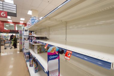 Montreal, CA - 20 Mart 2020: Süpermarkette boş tuvalet kağıdı rafları. Coronavirus paniğinden kaynaklanan erzak sıkıntısı.