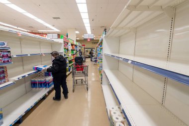 Montreal, CA - 20 Mart 2020: Süpermarkette boş tuvalet kağıdı rafları. Coronavirus paniğinden kaynaklanan erzak sıkıntısı.
