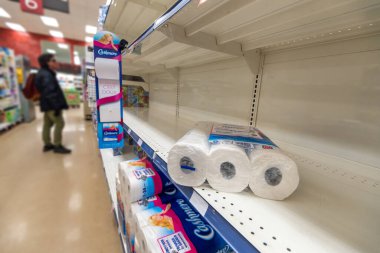 Montreal, CA - 20 Mart 2020: Süpermarkette boş tuvalet kağıdı rafları. Coronavirus paniğinden kaynaklanan erzak sıkıntısı.