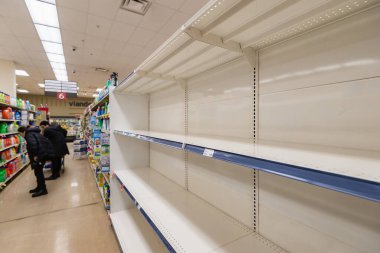 Montreal, CA - 20 Mart 2020: Süpermarkette boş tuvalet kağıdı rafları. Coronavirus paniğinden kaynaklanan erzak sıkıntısı.