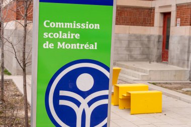 Montreal, CA - 27 Nisan 2020: Rosemont ilçesindeki Komisyon Scolaire İmza (Okul Kurulu).