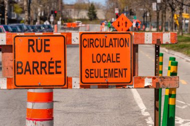 Montreal, Kanada - 13 Mayıs 2020: Mentana Caddesi 'nde inşaat alanı. 