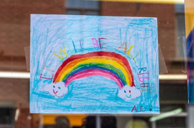 Montreal, CA - 13 Mayıs 2020: Covid 19 pandemisi sırasında doğru bir mesaj ve gökkuşağı çizimi olacak