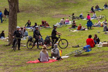 Montreal, Kanada - 16 Mayıs 2020: Polis devriyesi Lafontaine Park 'taki koronavirüs fiziksel mesafe yasalarını uygulamak için kamu parklarında devriye geziyor