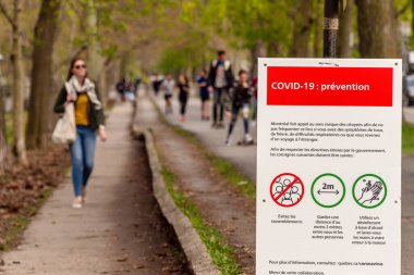 Montreal, CA - 16 Mayıs 2020: Birçok insanın Laurier Park 'ta toplandığı Covid-19 güvenlik yönergelerini gösteren imza
