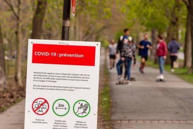 Montreal, CA - 16 Mayıs 2020: Birçok insanın Laurier Park 'ta toplandığı Covid-19 güvenlik yönergelerini gösteren imza
