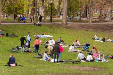 Montreal, CA - 16 Mayıs 2020: Coronavirus salgını sırasında Lafontaine parkında toplanan insanlar