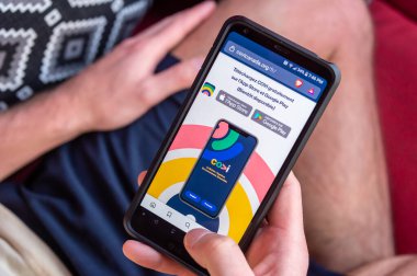 Montreal, CA - 16 Mayıs 2020: Covi uygulamasının Quebec, Kanada 'da Covid-19' un yayılmasını izlediğini gösteren akıllı telefon ekranı.