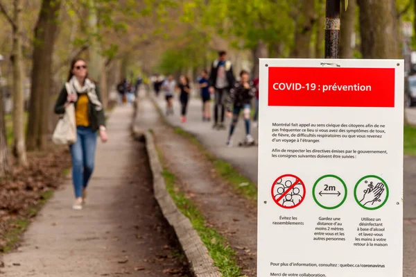 몬트리올 May 2020 사람들 로리에 공원에 모이는 것처럼 Covid 지침을 — 스톡 사진