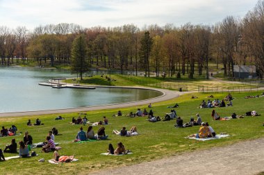 Montreal, CA - 18 Mayıs 2020: Coronavirus salgını sırasında Kunduz Gölü yakınlarında toplanan insanlar