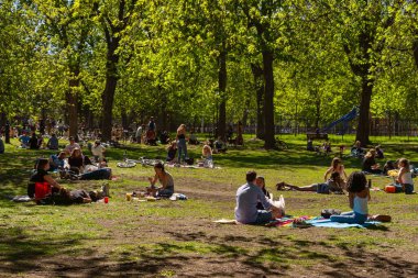 Montreal, CA - 23 Mayıs 2020: Coronavirüs salgını sırasında Laurier Park 'ta insanlar toplanıyor