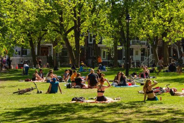 Montreal, CA - 23 Mayıs 2020: Coronavirüs salgını sırasında Laurier Park 'ta insanlar toplanıyor