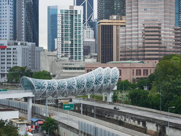 马来西亚吉隆坡- 2020年2月16日：多云的早晨，Saloma桥与Petronas Twin Towers的连接. — 图库照片