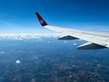 Chiang Rai, Tayland - NOVEMBER 12 2020: Tayland 'ın kuzey bölgesi üzerinde bir Tayland Lion Air uçağı uçuyor. Tayland Lion Air, Endonezya 'nın Lion Air şirketinin ortak şirketidir..