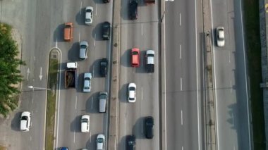 SUBANG JAYA, MALAYSIA - 14 Mart 2018: Kalabalık saatlerde Subang Jaya trafiğinin hava görüntüsü.