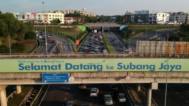 SUBANG JAYA, MALAYSIA - JULI 5 2018: Flygfoto av Subang Jaya trafik under rusningstid. — Stockvideo
