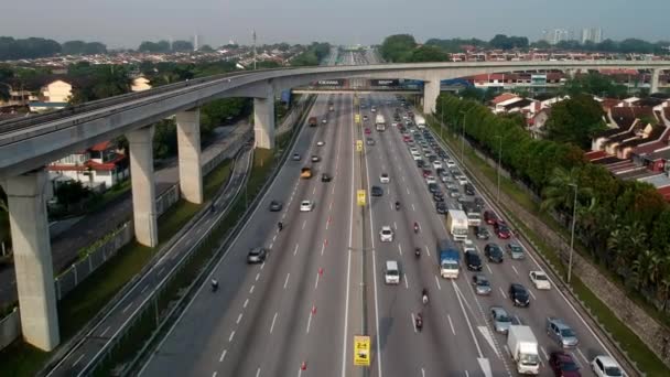 SUBANG JAYA, MALASIA - 23 DE FEBRERO DE 2018: Vista aérea del tráfico de la autopista Kesas durante la hora punta . — Vídeos de Stock