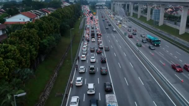 SUBANG JAYA, MALASIA - 23 DE FEBRERO DE 2018: Vista aérea del tráfico de la autopista Kesas durante la hora punta . — Vídeo de stock