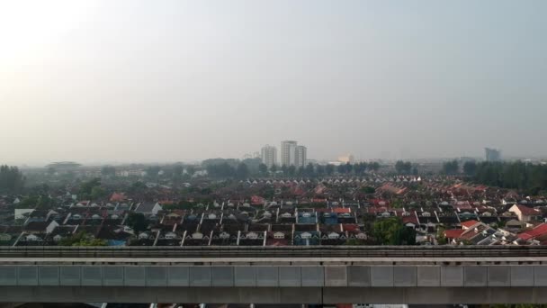 SUBANG JAYA, MALAYSIA - 2018年2月21日:高速KL LRTの空中追跡撮影。拡張されたケラナ・ジャヤ線は、スバン・ジャヤとクアラルンプール、ペタリング・ジャヤを結ぶ. — ストック動画