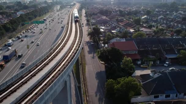 SUBANG JAYA,MALAYSIA - 2018年2月21日:高速KL LRTの空中ビュー。拡張されたケラナ・ジャヤ線は、スバン・ジャヤとクアラルンプール、ペタリング・ジャヤを結ぶ. — ストック動画