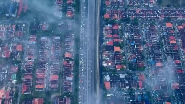 Un'autostrada trafficata corre tra due zone residenziali . — Video Stock