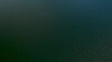 Bir gölün meyilli görüntüsü..