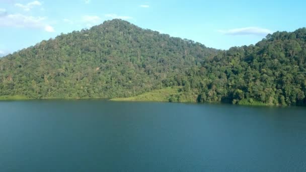 Un colpo aereo ascendente di un lago . — Video Stock