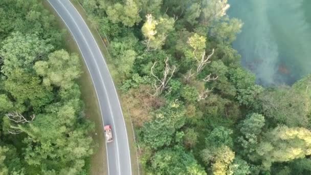 Una foto aerea di una strada con alcune auto. . — Video Stock