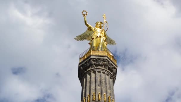 ドイツ ベルリンのTigarty Berlinでのジークソールまたは勝利の列の経過 主要な観光スポットや観光スポット 有名なランドマークや人気の観光名所 黄金の天使の彫刻で有名な記念碑 — ストック動画