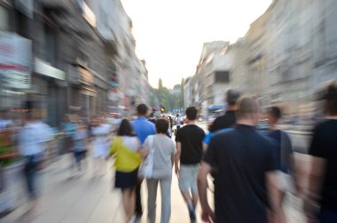 Londra şehrindeki bulanık insanlar