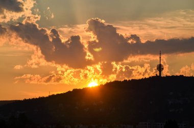 Dağlarda gün doğumu, inanılmaz manzara.