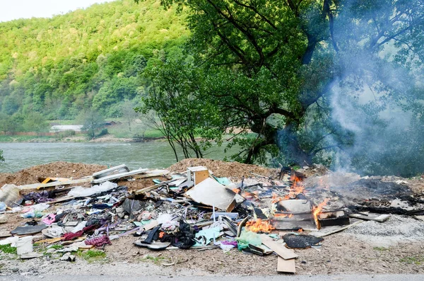 Lixo Lixo Fogo Floresta Perto Rio — Fotografia de Stock