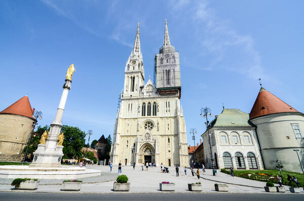 Загребский собор на Каптоле является католическим учреждением и не только самым высоким зданием в Хорватии
 