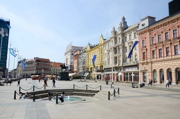 Zagreb, Hırvatistan, 07 Mayıs 2018: Zagreb 'in ana meydanı, Hırvatistan' ın başkenti. Mandusevac çeşmesi.