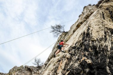 Dağlara tırmanan bir kadın, alt manzara.